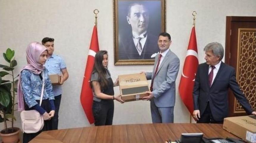 Vali Haktanka&ccedil;maz&rsquo;dan Başarılı &Ouml;ğrencilere &Ouml;d&uuml;l