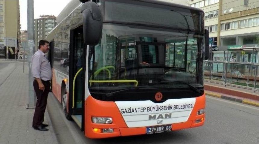 Şof&ouml;rle Tartıştı Belediye Otob&uuml;s&uuml;n&uuml;n Anahtarını &Ccedil;aldı