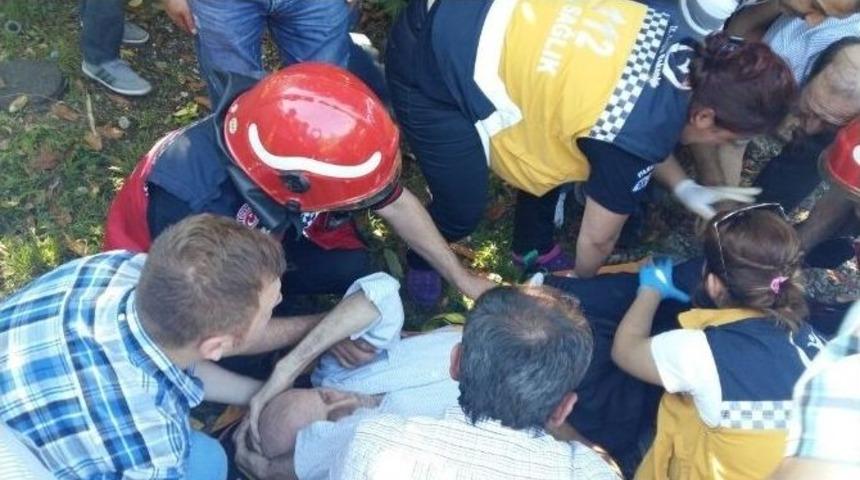 Ağa&ccedil;tan D&uuml;şen Yaşlı Adamın Bacağına Demir &Ccedil;ubuk Saplandı