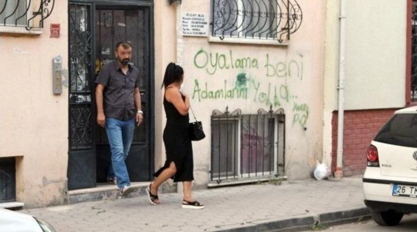 Fuhuş Evindeki Dikkat &Ccedil;eken Duvar Yazısı