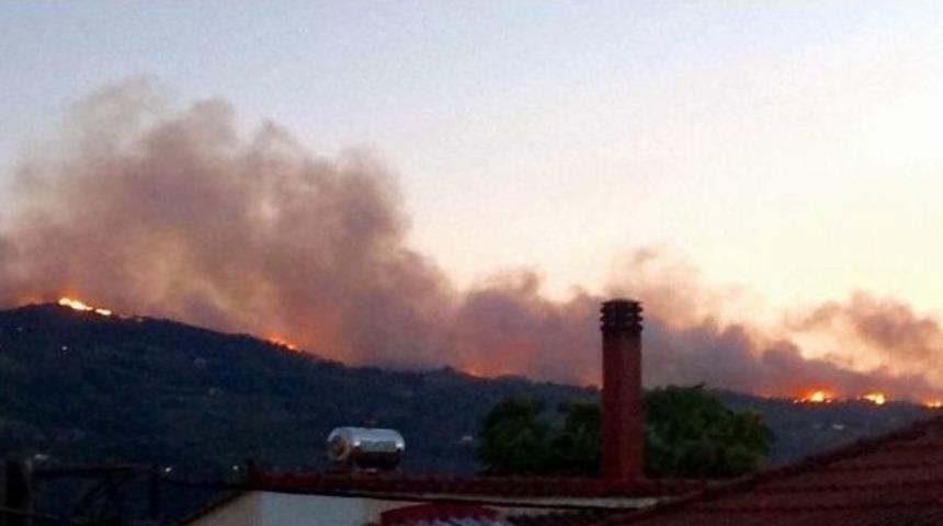 Samos Adası&rsquo;ndan Y&uuml;kselen Alevler Kuşadası&rsquo;ndan G&ouml;r&uuml;ld&uuml;