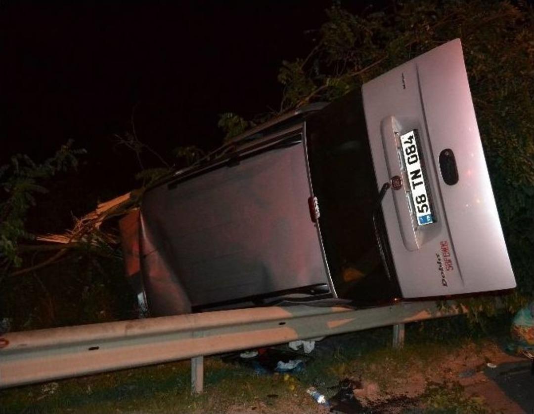 Sakarya&rsquo;da Kamyonet Bariyerleri Aştı: 3 Yaralı
