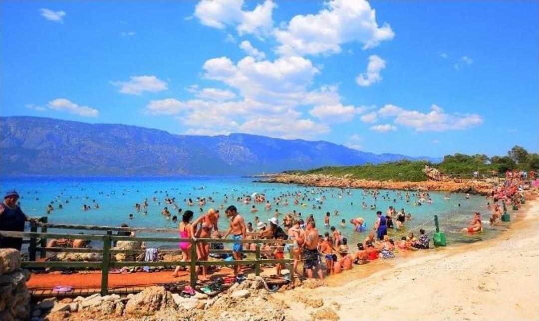 Teknelerle Akın Akın Ada&rsquo;ya Gittiler