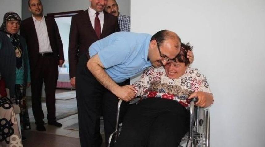 İki Vali Engelli Aileyi Sevindrdi