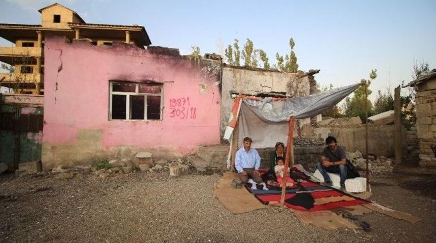 (özel Haber) Evleri Yıkıldığı İçin Dışarıda Kalan Ürek Ailesi Yardım Bekliyor