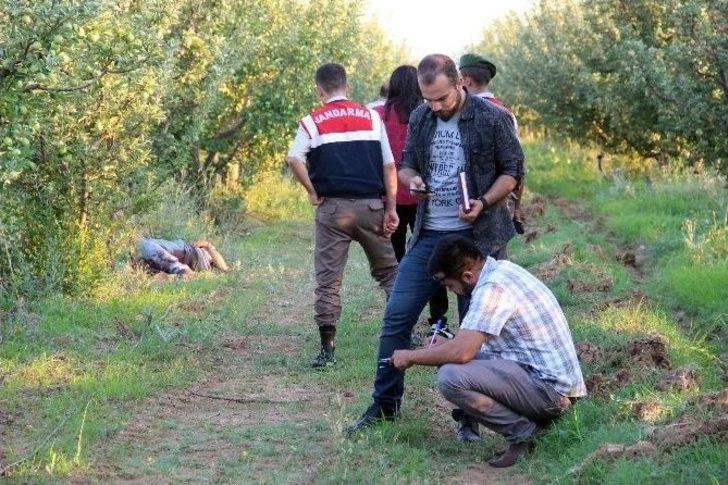 Boğazı Kesik Ve Çenesinden Tüfekle Vurularak Ölmüş Vaziyette Bulundu G5