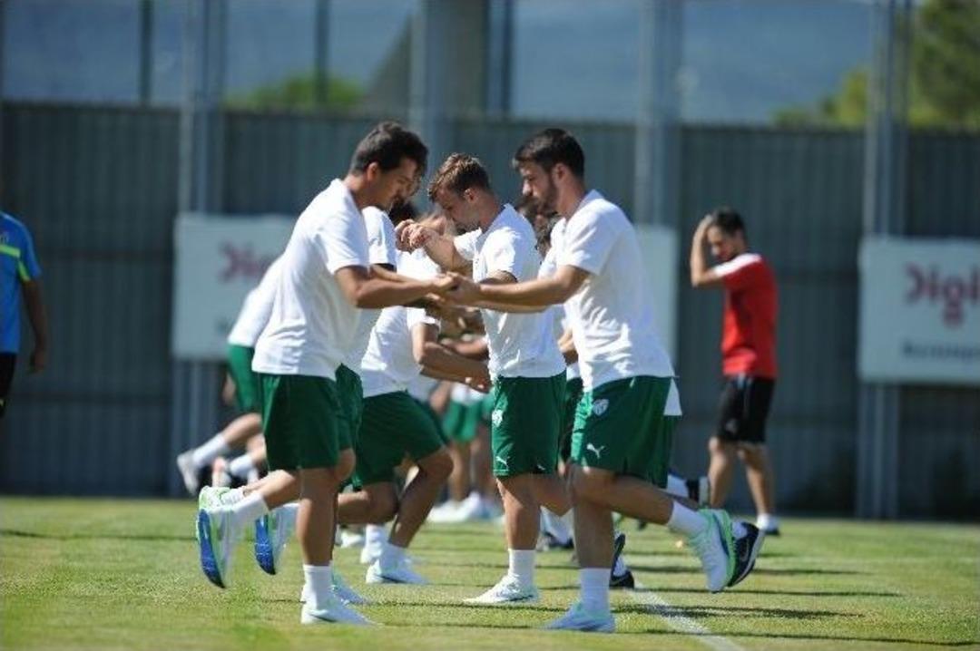 Bursaspor&rsquo;un Yeni Transferi İlk Antrenmanına &Ccedil;ıktı