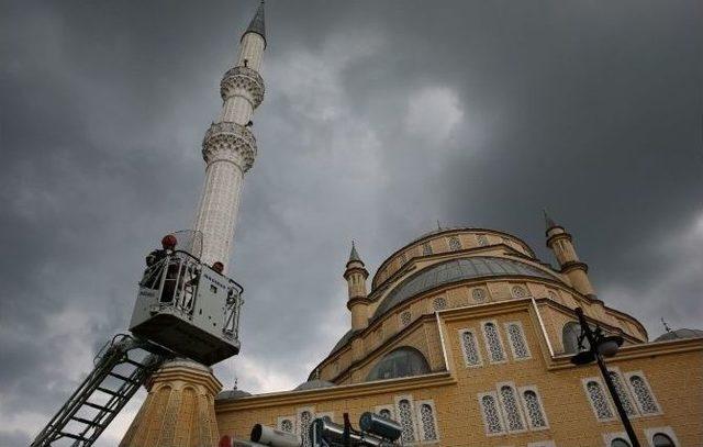 Cami Minaresindeki Yuvasından D&uuml;şen Leylek İtfaiye Tarafından Kurtarıldı 2
