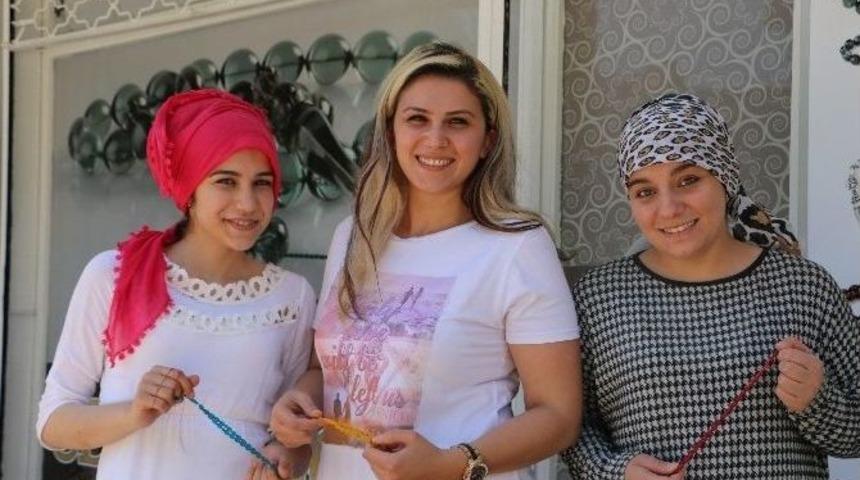 Tespihlere Kadın Eli Değdi, Zarafet Geldi