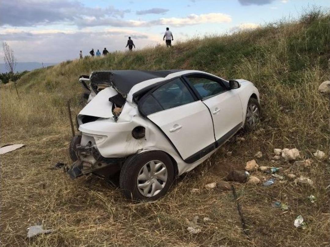 Erciş&rsquo;te Otob&uuml;s Park Halindeki Otomobile &Ccedil;arptı: 1 Yaralı