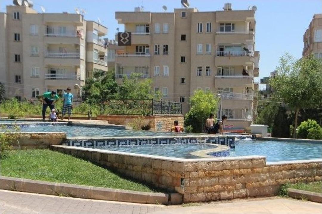 Baba Kızını S&uuml;s Havuzunda Serinletti