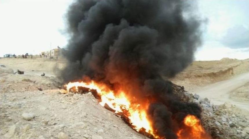 Yakılan Lastikler Mahalleyi Duman Altında Bıraktı