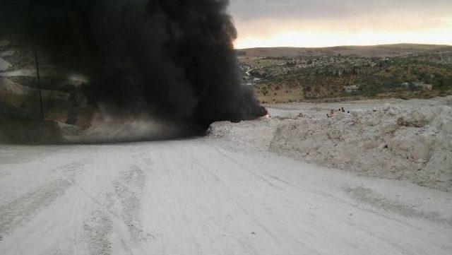 Yakılan Lastikler Mahalleyi Duman Altında Bıraktı