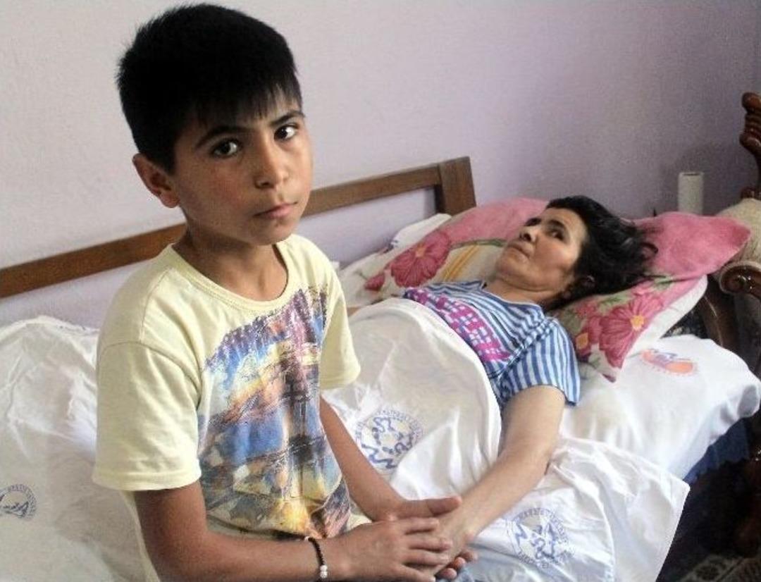Yatalak Annesine Bakan 12 Yaşındaki &Ccedil;ocuk Yardım Bekliyor