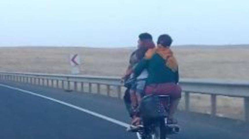Motosiklet &Uuml;zerinde Tehlikeli Yolculuk