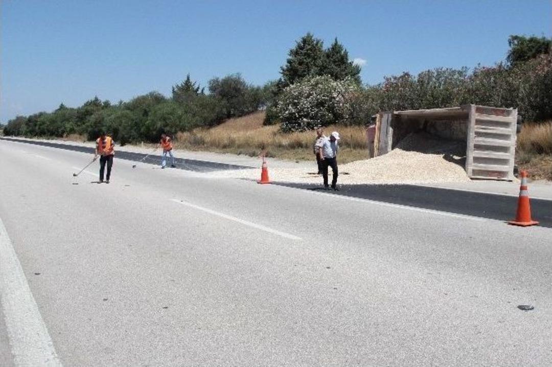 Freni Boşalan Kamyon Otoyolda Devrildi