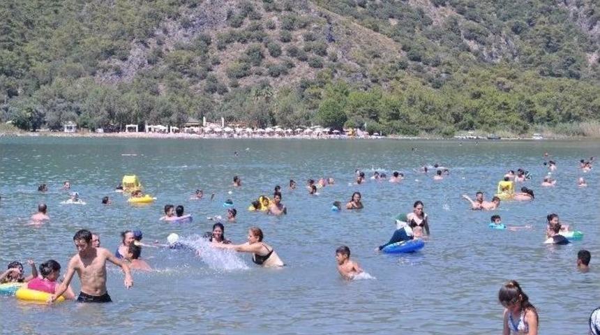 Tatilciler Kumburnu&rsquo;na Akın Etti