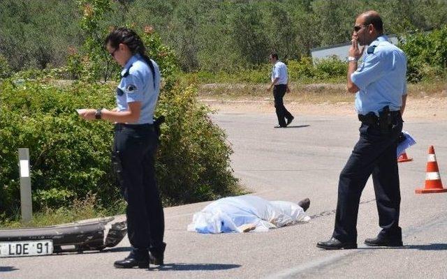 Motosiklet Sürücüsüne Çarpan Trafik Canavarı, Plaka Ve Tamponu Bırakıp Kaçtı