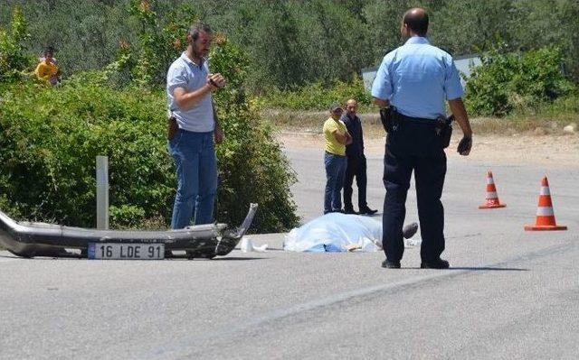 Motosiklet Sürücüsüne Çarpan Trafik Canavarı, Plaka Ve Tamponu Bırakıp Kaçtı