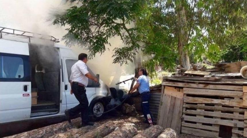 Park Halindeki Yolcu Minib&uuml;s&uuml; Alev Alev Yandı