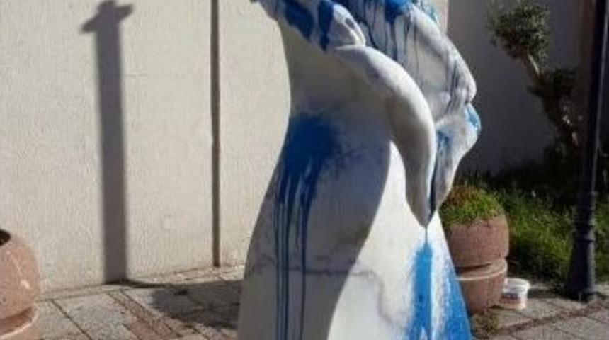 Nil&uuml;fer&rsquo;deki &Ouml;zg&uuml;rl&uuml;k Heykeline İkinci Boyalı Protesto