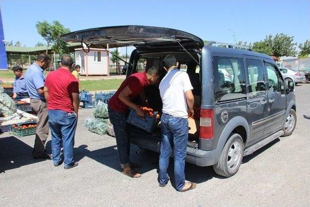 Şanlıurfa’da Hal Kapalı Olduğu İçin Sebze Ve Meyve Kara Borsaya Düştü