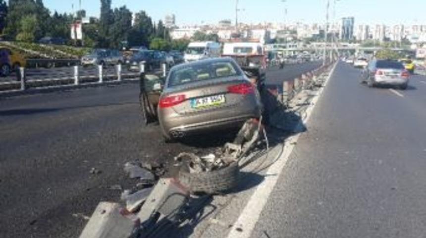 Kontrolden &Ccedil;ıkan Otomobil Otomobil, Metrob&uuml;s Yoluna Daldı: 3 Yaralı