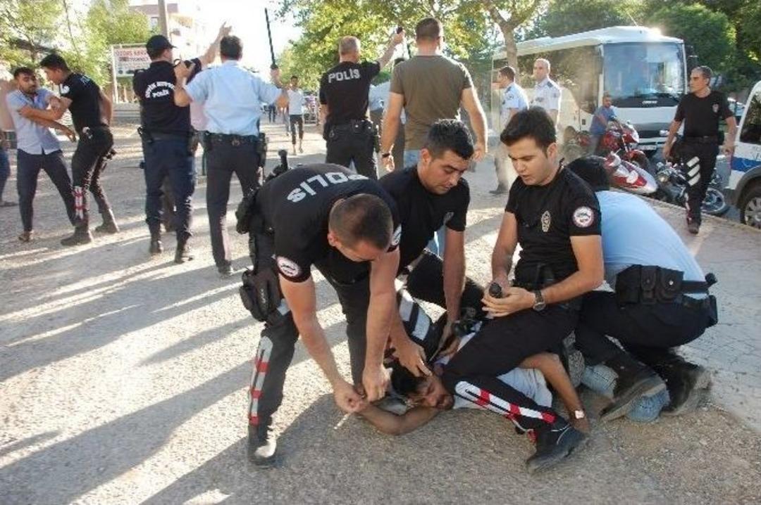 İki Komşu Arasında Yaşanan Kavgada Bı&ccedil;aklar Ve Sopalar Konuştu