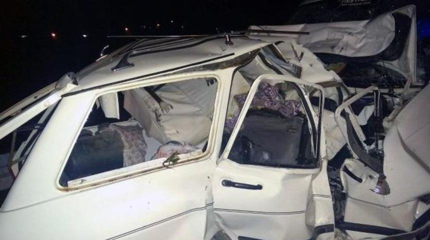 Tur Minib&uuml;s&uuml; İle Otomobil &Ccedil;arpıştı: 1 &Ouml;l&uuml;