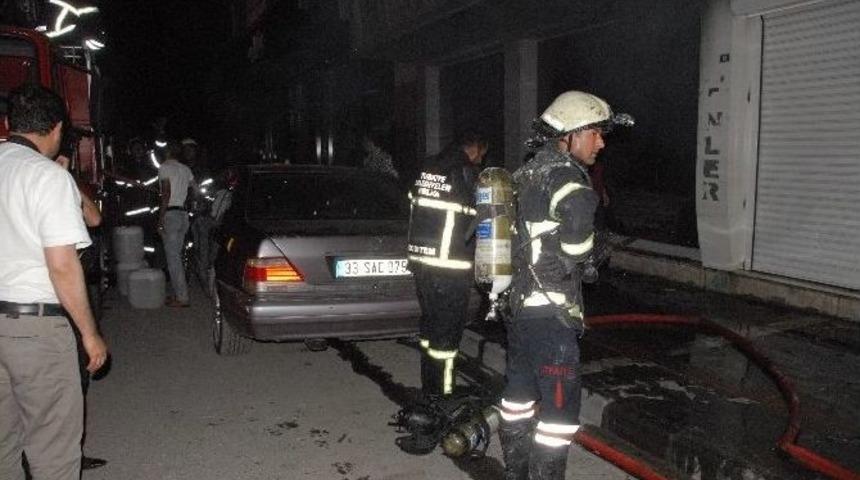 Batman&rsquo;da Halı Satış Mağazasında &Ccedil;ıkan Yangında Bir İtfaiyeci Zehirlendi