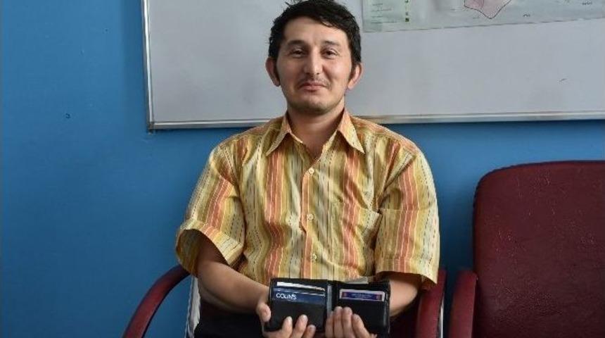 C&uuml;zdanını Kaybeden Taksiciden, Bulup Getiren Belediye &Ccedil;alışanına &Ouml;d&uuml;l