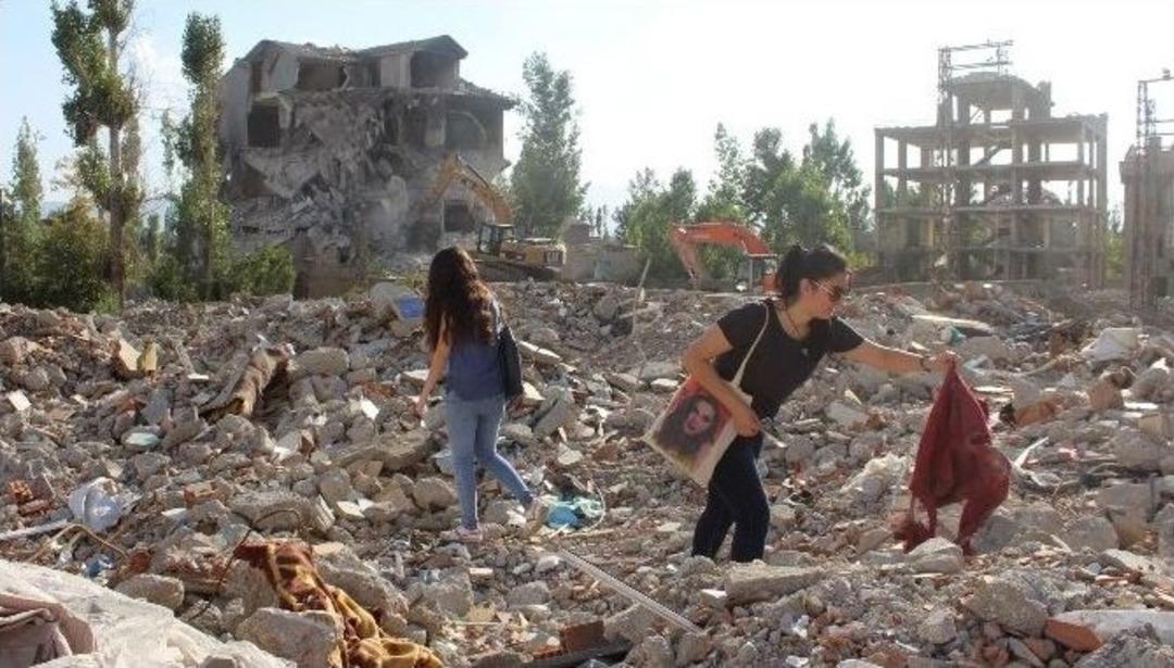 (&ouml;zel Haber) Enkazdan Hatıra Aradılar