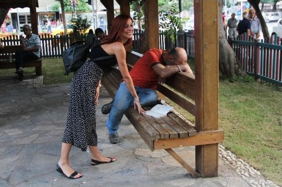 Gen&ccedil; Yazar, Sokaklara Kitabını Bırakarak Mutluluk Yayıyor