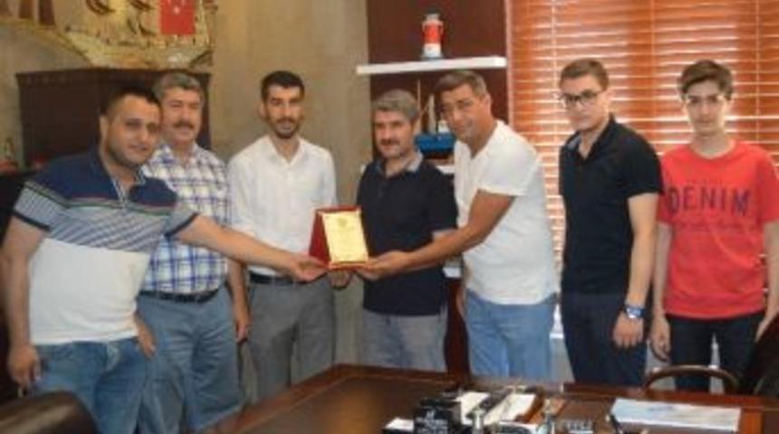 Besni İdman Yurdu Spor&rsquo;dan Reşit Alkan&rsquo;a Plaket