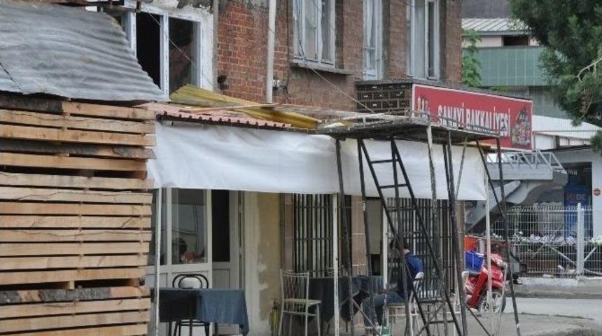 Onardığı &Ccedil;atıdan D&uuml;şt&uuml;