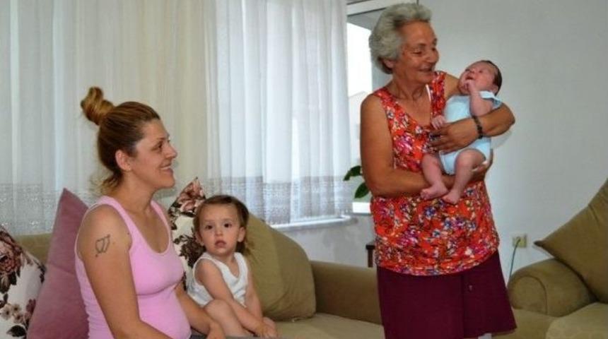 R&uuml;zgar Bebeğe İlk Destek Şefkatli Ellerden Geldi