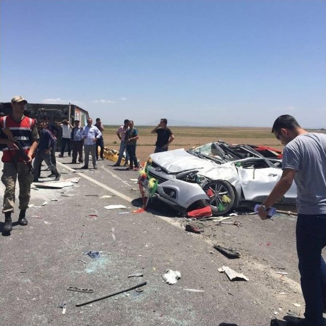 D&uuml;ğ&uuml;n Konvoyunda Kaza: 20 Yaralı