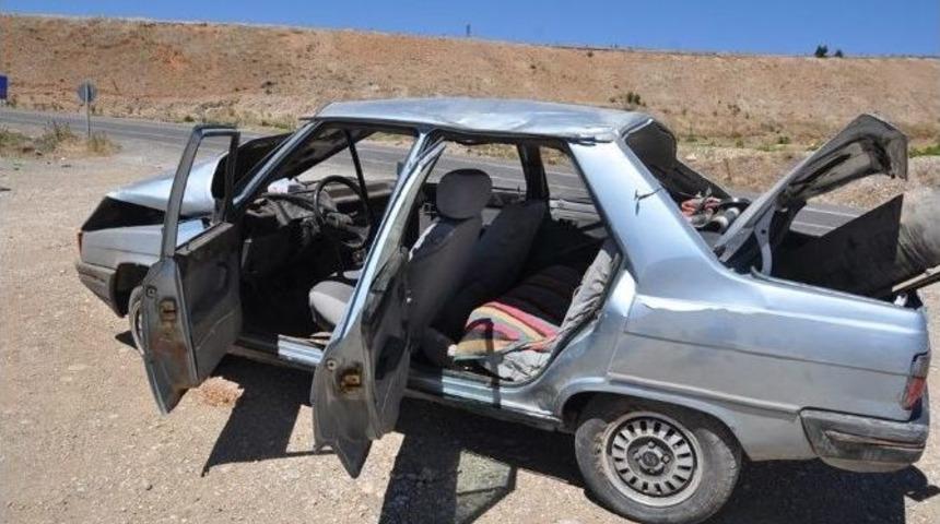 Kahta&rsquo;da Otomobil Şarampole Yuvarlandı: 4 Yaralı