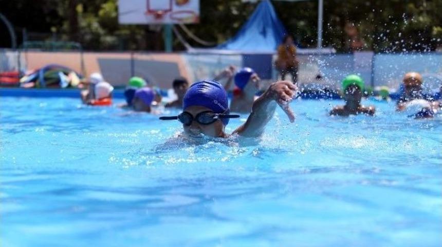 &Ccedil;ocuklar Yaz Sıcaklarında Merkezefendi&rsquo;nin Havuzlarında Serinliyor