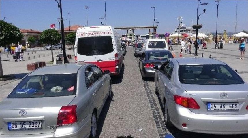 &Ccedil;anakkale&rsquo;de Tatilin Son G&uuml;n&uuml; Beklenen Feribot Kuyruğu Yaşanmadı
