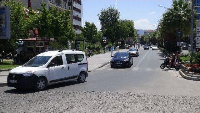 Çanakkale’de Tatilin Son Günü Beklenen Feribot Kuyruğu Yaşanmadı