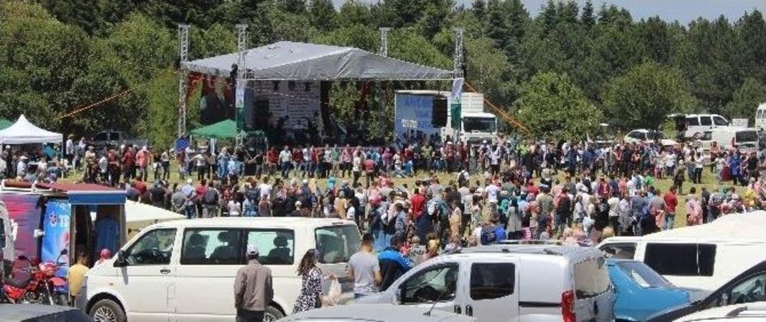 Bursa&rsquo;da Binlerce Trabzonlu 10 Saat Hi&ccedil; Durmadan Horon Tepti