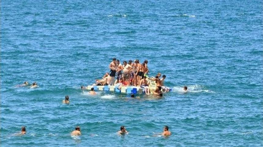 Bayram Tatilinin Son G&uuml;n&uuml; Plajda Boş Yer Kalmadı