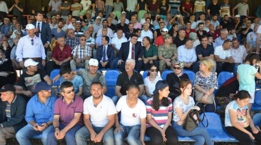 Vali Arslantaş, Kemah&rsquo;ta Kererspor İle Dedekspor Karşılaşmasını İzledi