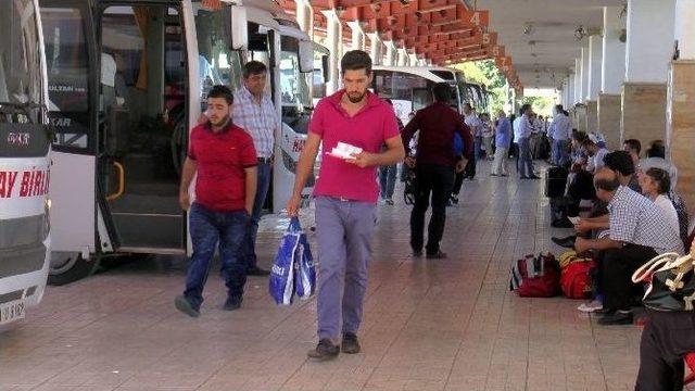 Vatandaş Tatil Dönüşü Otogarlara Akın Etti