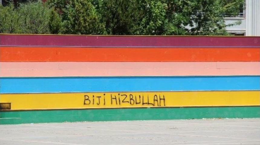 Diyarbakır&rsquo;da &rsquo;lgbt&rsquo; Rengine Boyandığı İddia Edilen Parkın Merdivenleri Yakıldı