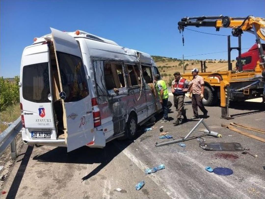 Adil G&uuml;r Manisa&rsquo;da Kaza Yaptı: 1&rsquo;i Ağır 14 Yaralı
