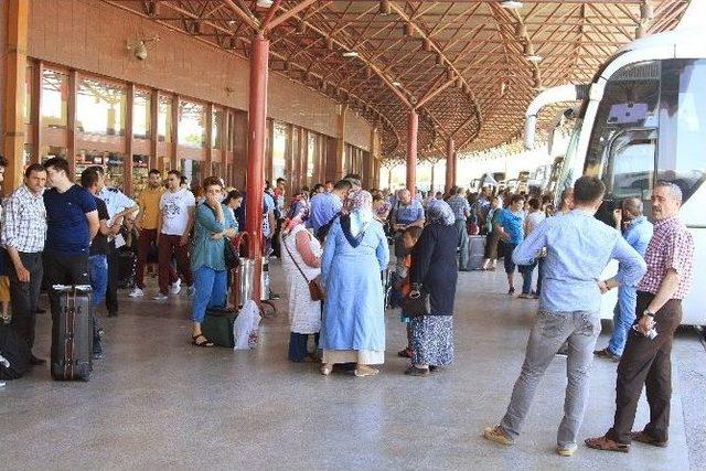 Tatil Dönüşü Otogarlarda Yoğunluk Yaşanıyor