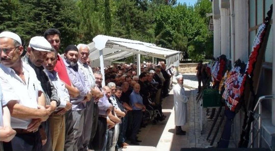 Kansere Yenik D&uuml;şen İsdemir Genel M&uuml;d&uuml;r&uuml; Recep &Ouml;zhan, Memleketi Gediz&rsquo;de Toprağa Verildi