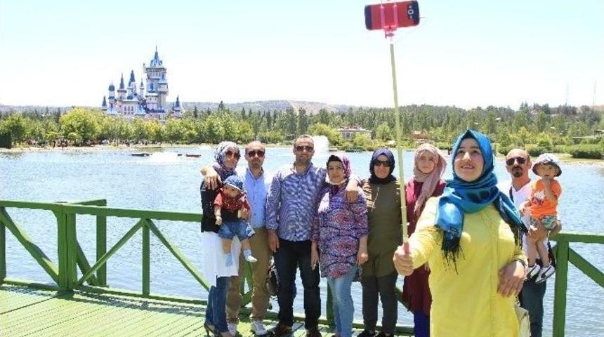 Tatilin Son G&uuml;n&uuml;nde Vatandaşlar Turistik Mekanlara Akın Etti